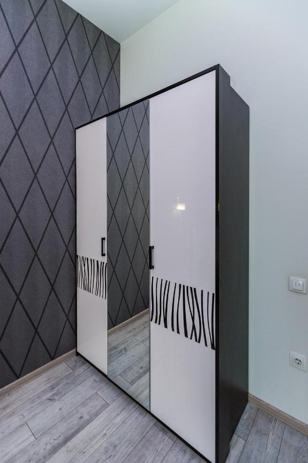 8 Svyatoho Teodora Square Apartments Lviv Exterior foto
