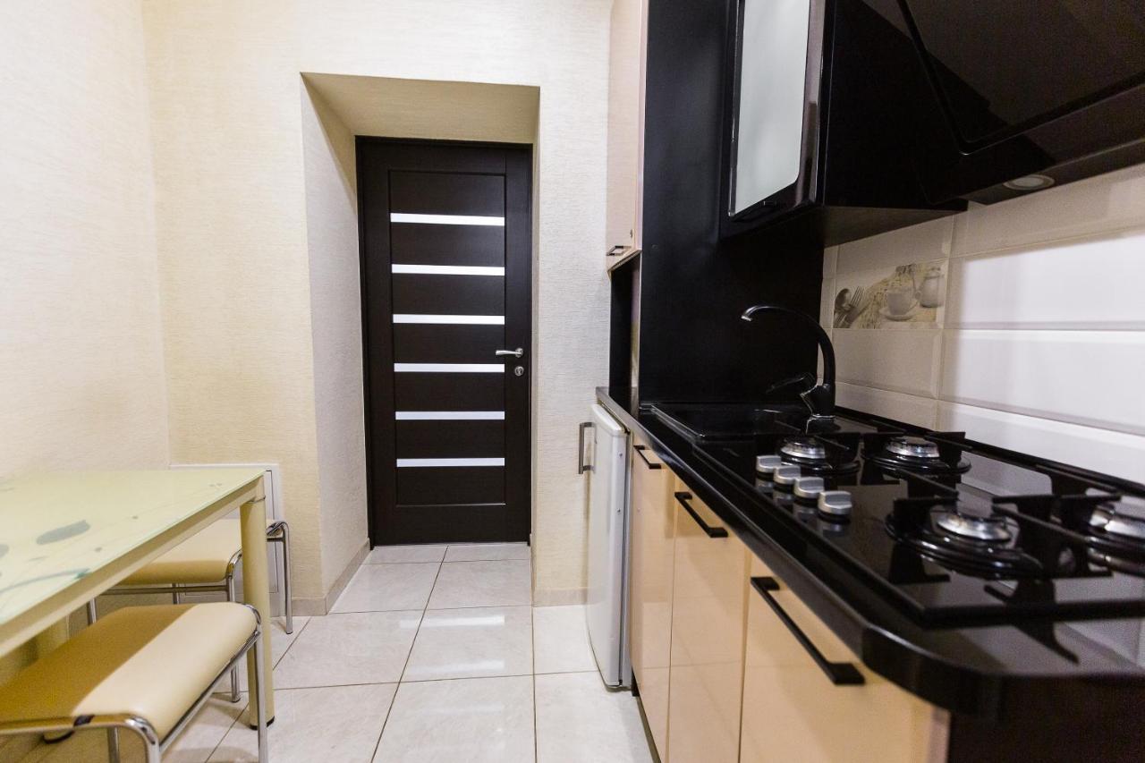 8 Svyatoho Teodora Square Apartments Lviv Exterior foto